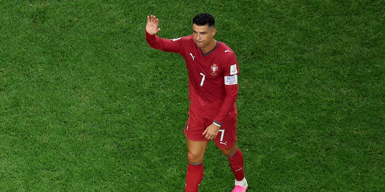 EL BICHO se despide de su afición al término del juego, ayer.