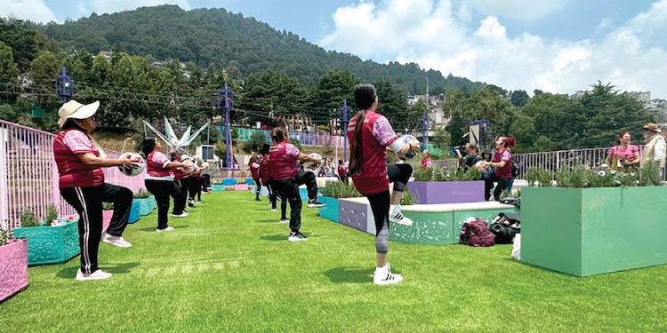 MUJERES entrenan
al aire libre
con un balón.