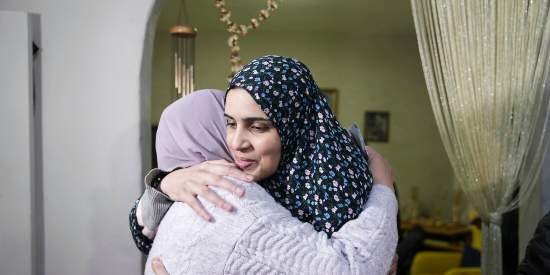 Marah Bakir (derecha), una expresa palestina liberada por las autoridades israelíes, es recibida por sus parientes en la vivienda familiar en el vecindario de Beit Hanina, en Jerusalén Este, el 24 de noviembre de 2023.