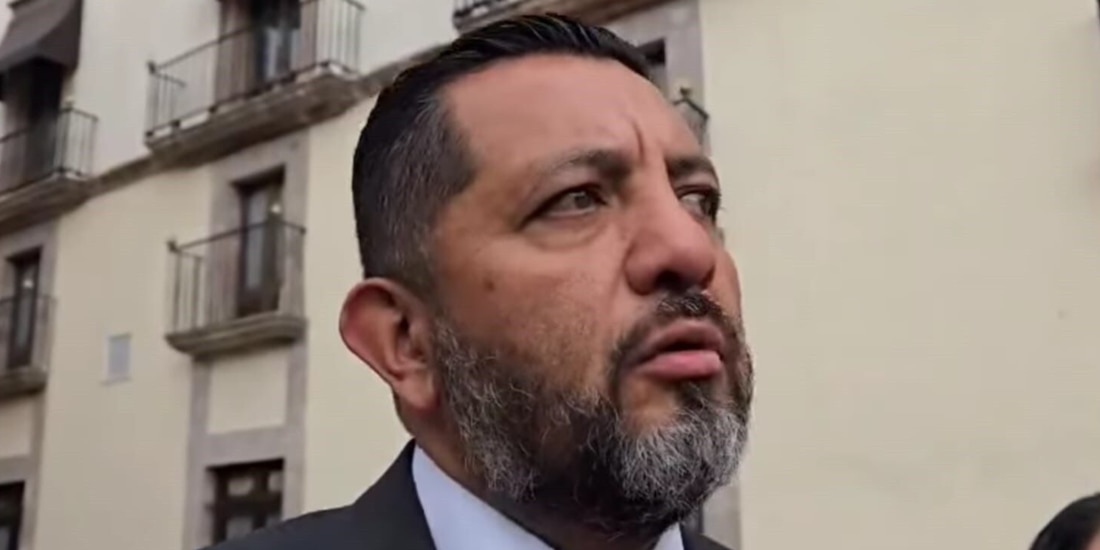 El secretario de Gobierno, Carlos Alcaraz, ante los medios, el 8 de abril