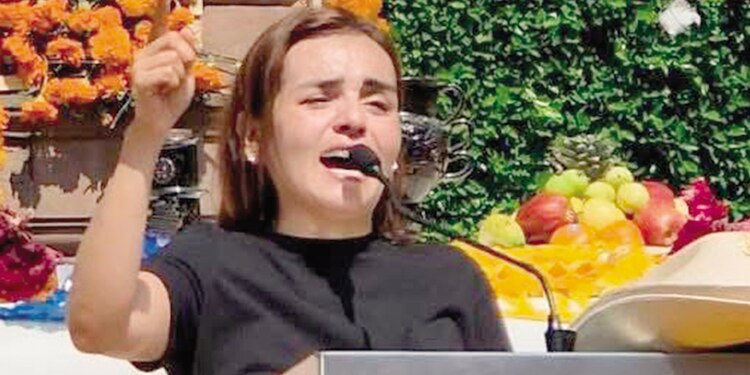 Grecia Quiroz, esposa de Carlos Manzo, ayer, en el homenaje póstumo al también edil de Uruapan.