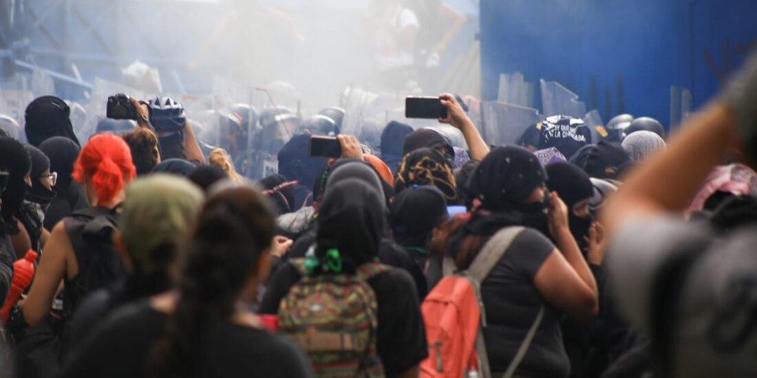 Luego de que las manifestantes lograron entrar al monumento, la policía capitalina les impidió la salida. En el lugar también se encontraban reporteras y fotoperiodistas, que quedaron encapsuladas.