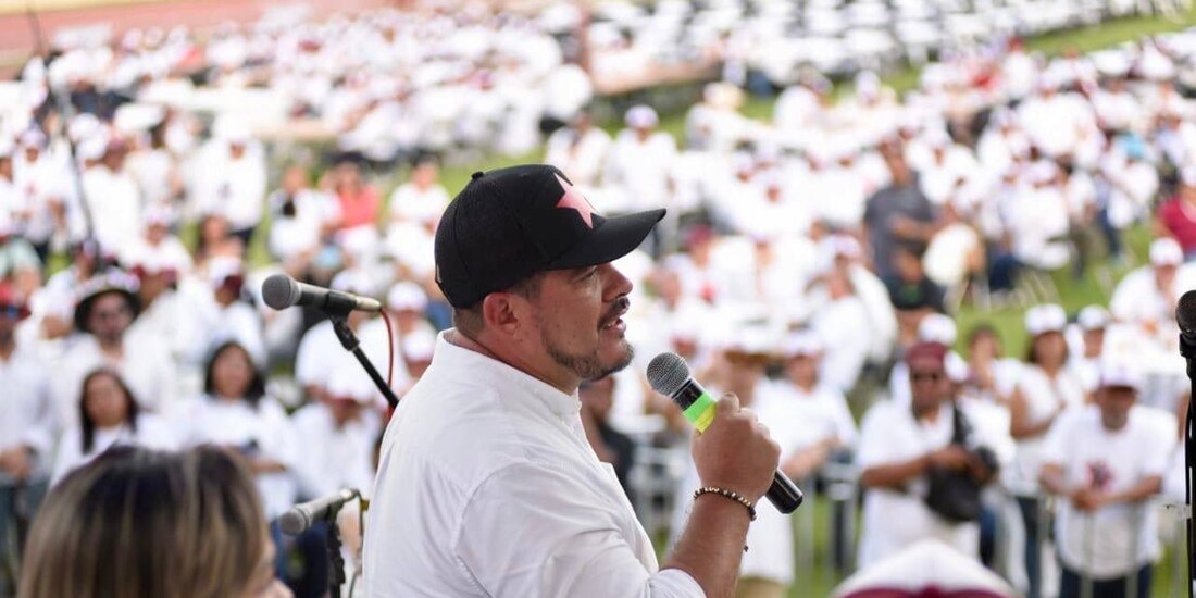 El secretario de Educación Estatal, Zenyazen Escobar García, entregó al gobernador Cuitláhuac García Jiménez una gorra representativa de la organización Maestros Con Morena (MCM).