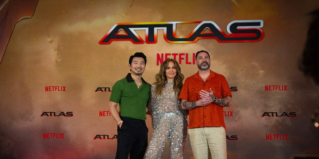 De izq. a der. Simu Liu, Jennifer Lopez y el director de la cinta, Brad Peyton, ayer.