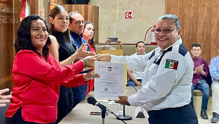 La alcaldesa de Acapulco, Abelina López, puntualizó que con esta entrega se cuenta ya con 800 policías certificados.