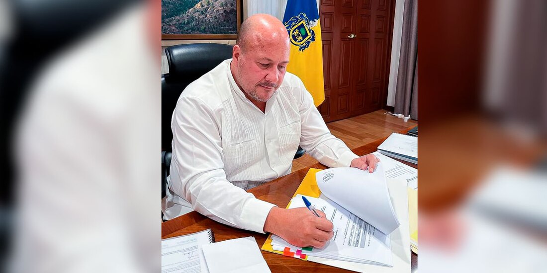 Firma Enrique Alfaro incremento salarial por 304 mdp al personal de la Universidad de Guadalajara.