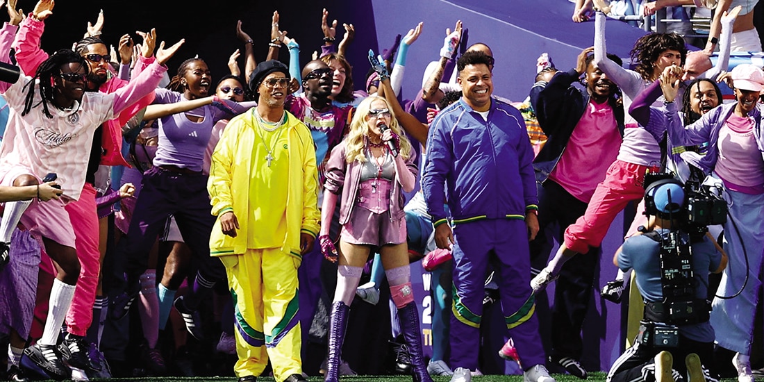 Madonna durante su número, junto a Ronaldinho (izq.) y Ronaldo, estrellas del balompié brasileño.