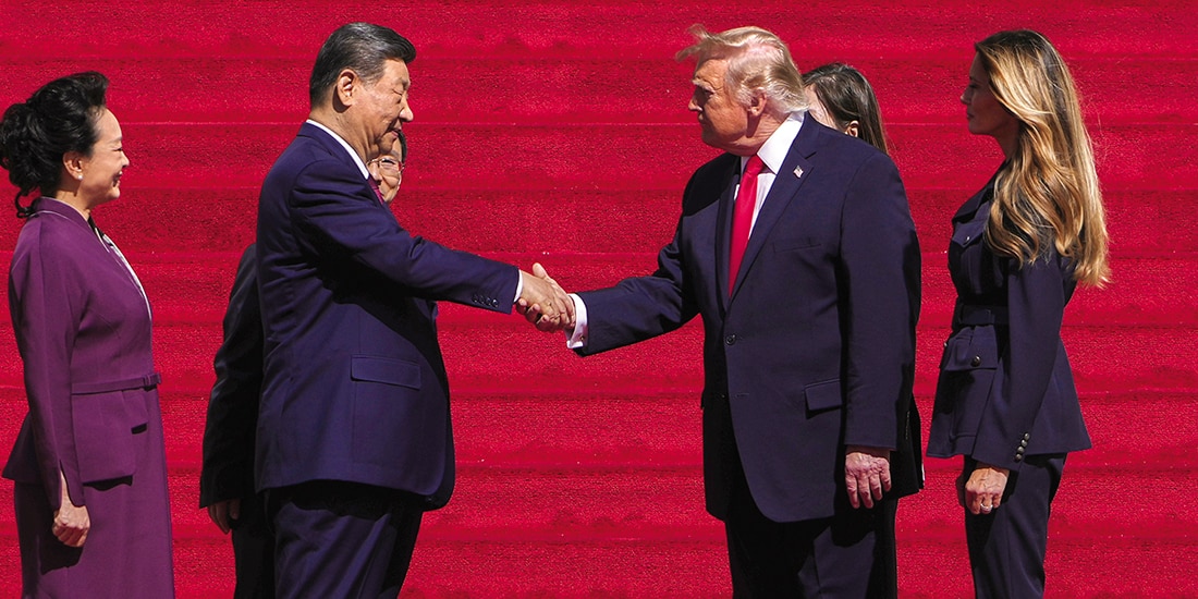 El presidente Donald Trump (der.) estrecha la mano de su homólogo chino, Xi Jinping, a su llegada al Museo de los Archivos Nacionales, ayer.