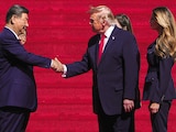 El presidente Donald Trump (der.) estrecha la mano de su homólogo chino, Xi Jinping, a su llegada al Museo de los Archivos Nacionales, ayer.