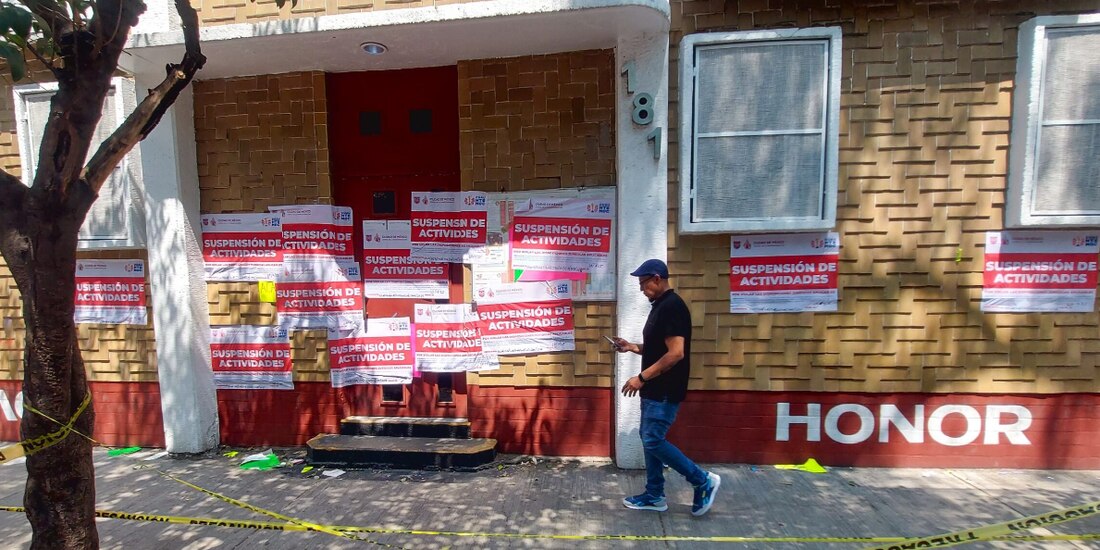 Un hombre camina frente al colegio suspendido, ayer.