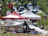 Elementos de emergencia y fuerzas de seguridad resguardaron la zona donde cayó la avioneta de paracaidismo en las afueras de Nancy.
