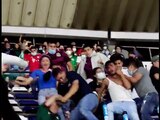 Momento en el que algunos aficionados se agarran a golpes en las tribunas del Estadio Azteca, luego del choque entre México y Honduras.