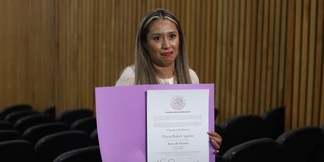 Eluzai Rafael Aguilar, se retira del auditorio del INE luego te recibir su constancia de mayoría