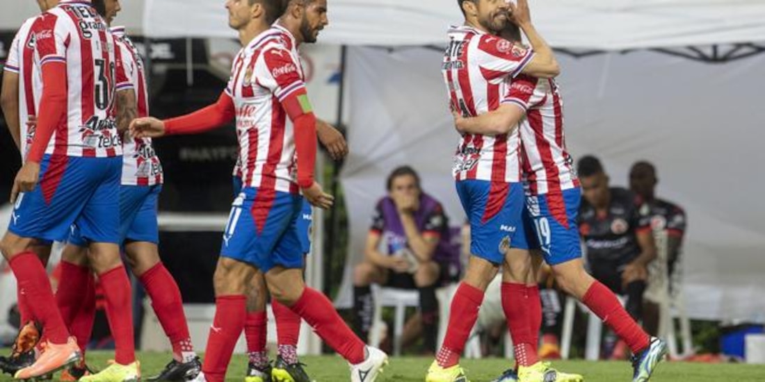 Jugadores de Chivas festejan una diana en el Guard1anes 2021.