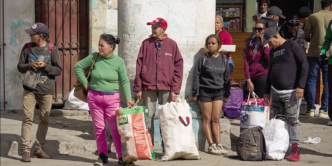 Habitantes de La Habana esperan para abordar el transporte público, ayer.