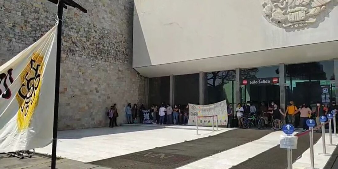 Estudiantes y profesores de la ENAH protestan en el Museo Nacional de Antropología