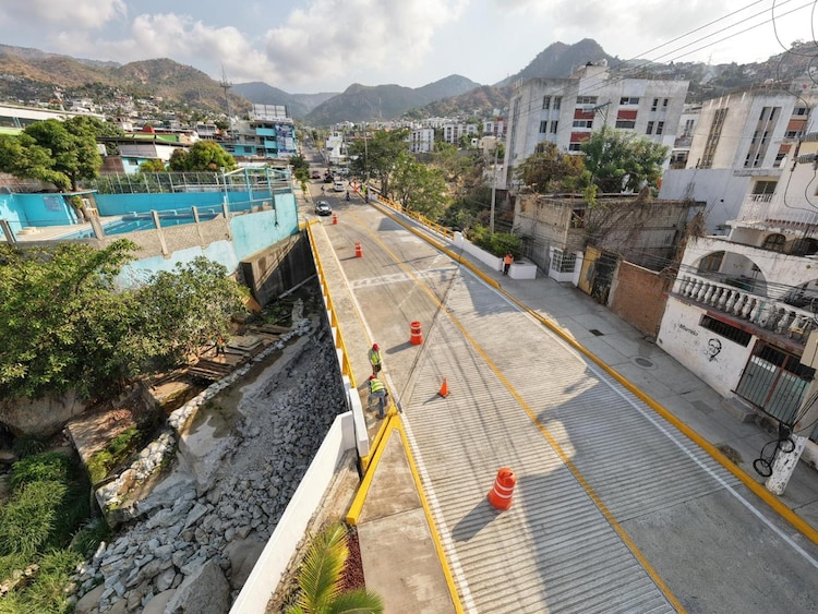 Un total de 45 puentes nuevos son construidos por la SICT en Guerrero como parte del Programa Carretero de la entidad.