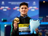 El mexicano Osmar Olvera Ibarra posa con la medalla de oro tras conquistar la prueba de trampolín de 1 metro durante el Campeonato Mundial de Natación que se realiza en Doha, Qatar