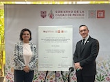 A la derecha el director del Metro.