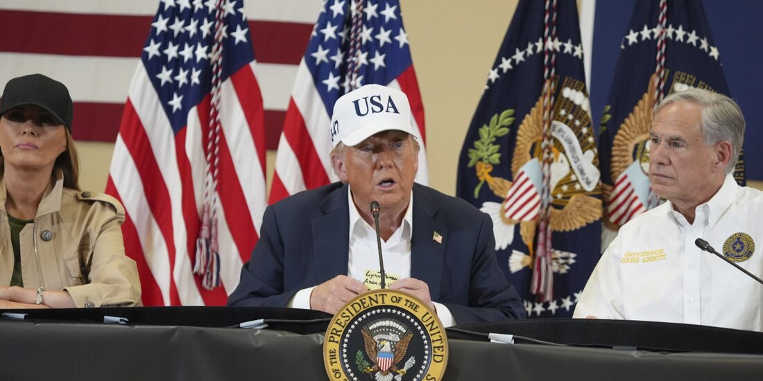 La primera dama, Melania Trump; El presidente de EU, Donald Trump, y el gobernador de Texas, Greg Abbott, ayer.