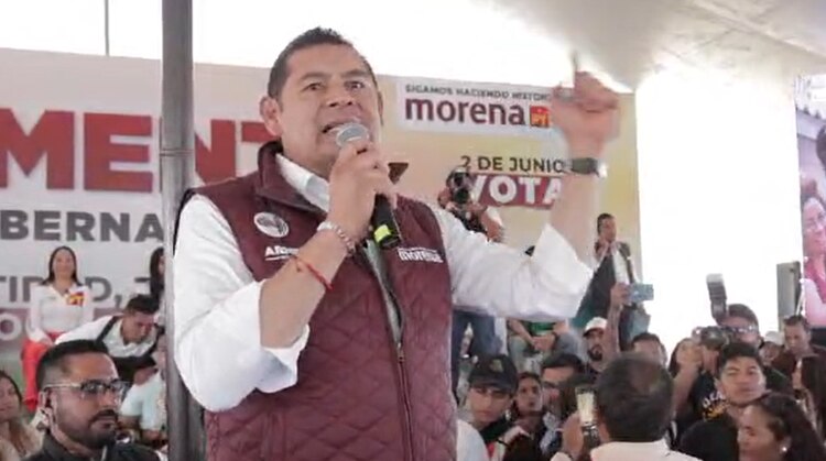 Alejandro Armenta va por un transporte público eléctrico y accesible al pueblo