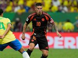 James Rodríguez conduce el balón ante la marca de Marquinhos en el cotejo eliminatorio entre Brasil y Colombia.