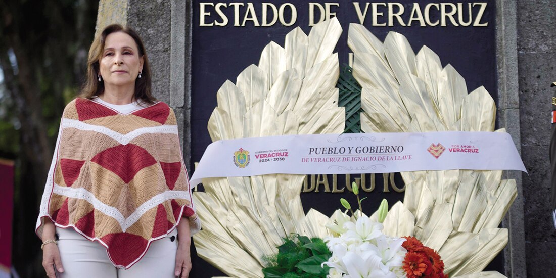 Rocío Nahle, durante la guardia de honor que montó ayer en memoria de Miguel Hidalgo, en Xalapa.