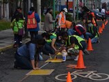 Trabajadores del GCDMX instalan la ciclovía emergente en Insurgentes, en mayo.