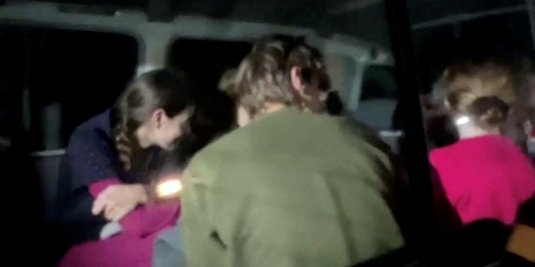 Un vehículo de la Cruz Roja, que transporta rehenes secuestrados por militantes de Hamás durante el ataque del 7 de octubre contra Israel, llega a la frontera de Rafah, en medio de un acuerdo de intercambio de rehenes y prisioneros entre Hamás e Israel, visto desde el sur de la Franja de Gaza, el 25 de noviembre de 2023.