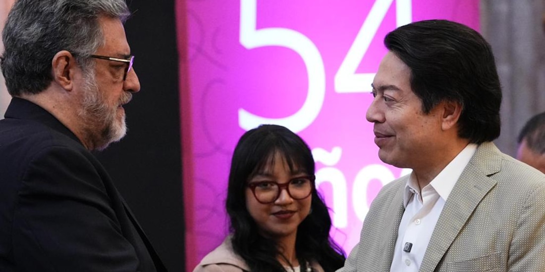 A la derecha, el titular de la SEP, Mario Delgado.