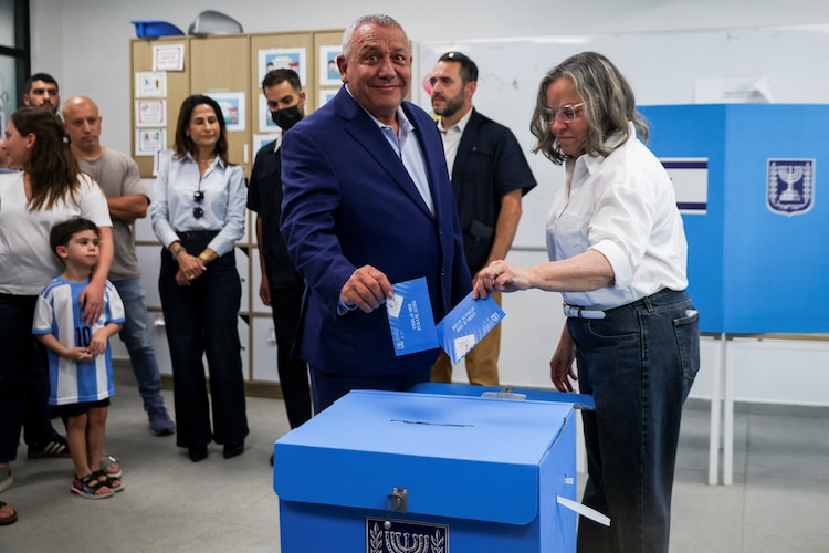 Gadi Eisencot, principal rival de Benjamín Netanyahu, vota en las elecciones de Israel, el 27 de octubre de 2026.