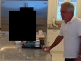 Difunden video de Epstein interactuando con chicas