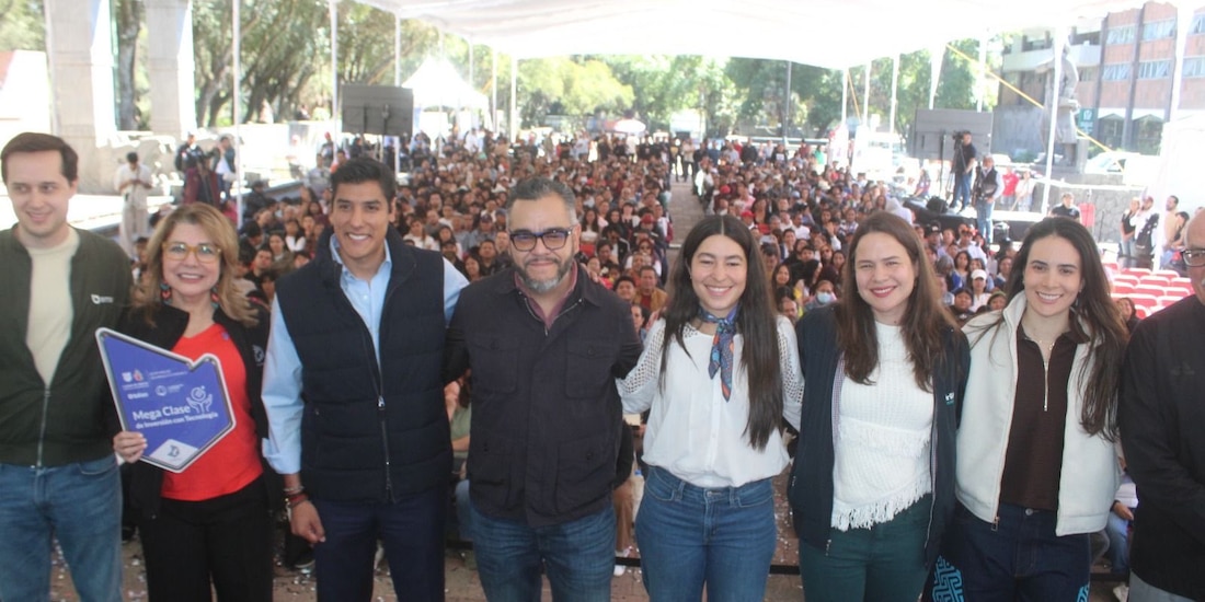 Al centro, la secretaria de Desarrollo Económico, Manola Zabalza Aldama, y el alcalde Fernando Mercado Guaida.