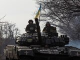 Militares ucranianos en un tanque cerca de la línea de Bakhmut, en Donetsk, durante un ataque ruso, ayer.