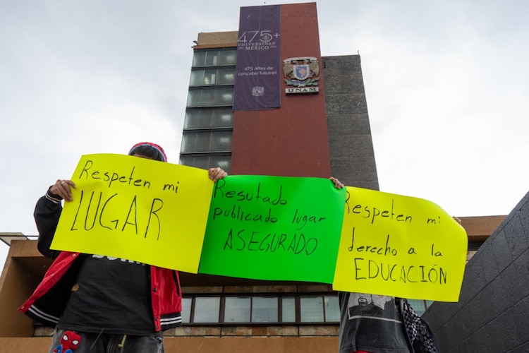 Aspirantes a la UNAM se manifiestan nuevamente en Rectoría, pero asisten muy pocos.