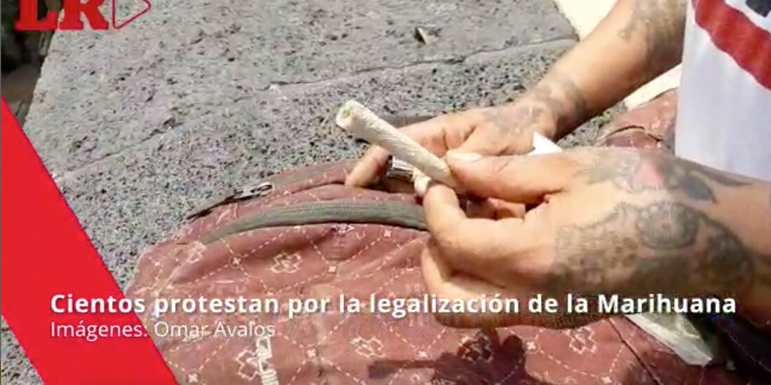 Manifestantes que buscan la legalización de la marihuana en el marco del 4/20, marchan del Monumento a la Revolución al Senado de la República