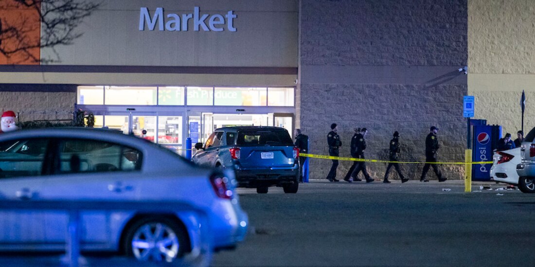 Autoridades resguardan la escena del crimen en la que un trabajador mató a varios compañeros.