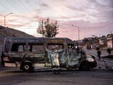 TIJUANA, BAJA CALIFORNIA, 12AGOSTO2022. Este día se registraron más de veinte carros incendiados incluyendo vehículos de transporte público en Tijuana, lo que ocasionó gran tráfico en toda la ciudad debido al cierre de calles y avenidas principales. También los negocios y plazas comerciales comenzaron a desalojar a los usuarios para cerrar sus puertas. Por su parte, el gobierno municipal anunció que están coordinados con el gobierno estatal y federal, así como con las fuerzas armadas, esto con el objetivo de salvar guardar la integridad de todos los tijuanenses. FOTO: OMAR MARTÍNEZ/ CUARTOSCURO.COM