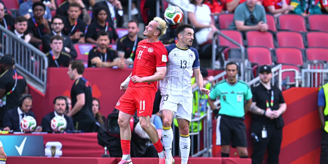 Liam Millar y Ivan Basic peleando una pelota durante el encuentro.
