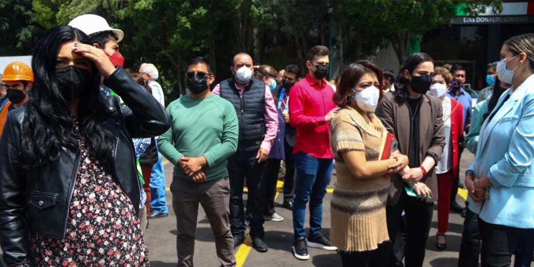 Capitalinos desalojan inmuebles por sismo, en fotografía de archivo.
