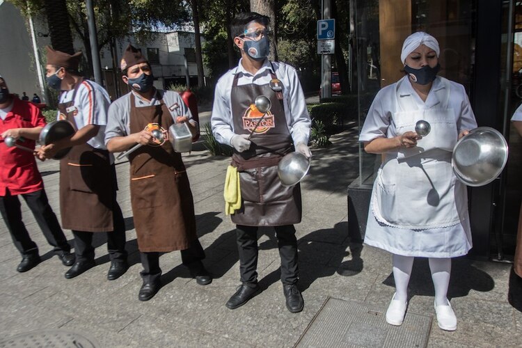 Trabajadores de restaurantes se manifiestan para exigir la reapertura de sus espacios de trabajo, el pasado martes.