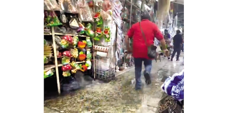 Comerciantes y clientes, expuestos en los mercados públicos.