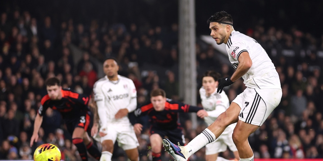 Raúl Jiménez anota su penalti en la Premier con el Fulham ante el Nottingham Forest