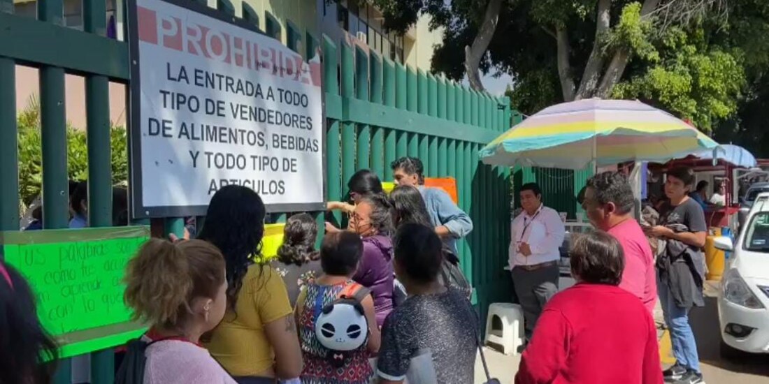 En Cuernavaca, Morelos, maestros tomaron instalaciones educativas, ayer.