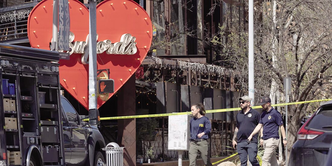 Agentes del orden, incluido el FBI, investigan la escena después de un tiroteo masivo mortal fuera de Buford’s, ayer.