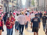Colectivos forman "marea rosa" en el Centro Histórico.