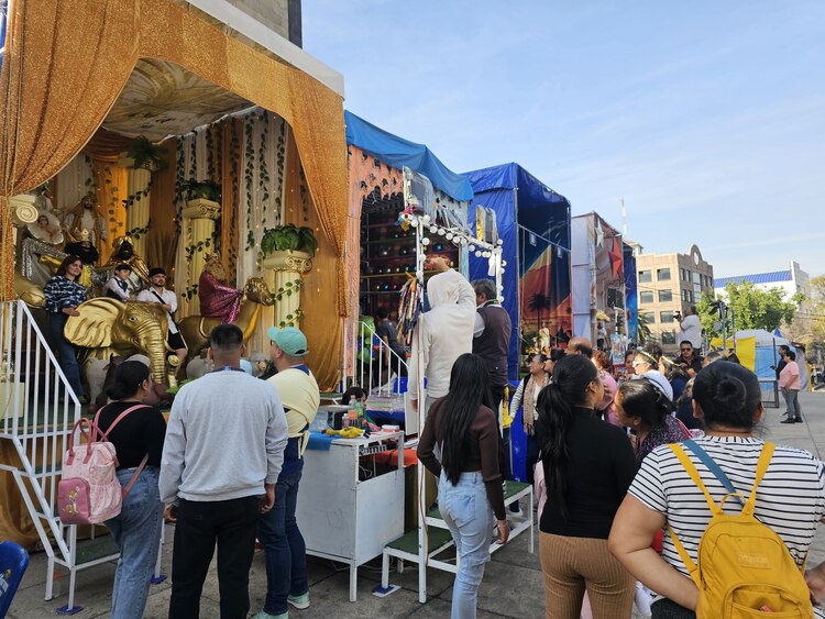 En el Monumento a la Revolución ya hay escenarios con los Reyes Magos.