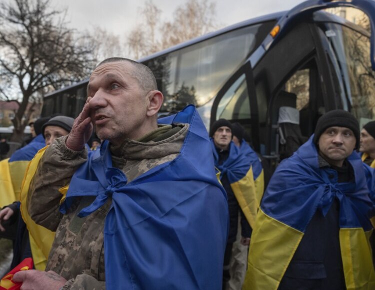 Prisioneros ucranianos capturados por Rusia son entregados a Volodymyr Zelenskyy, el miércoles.