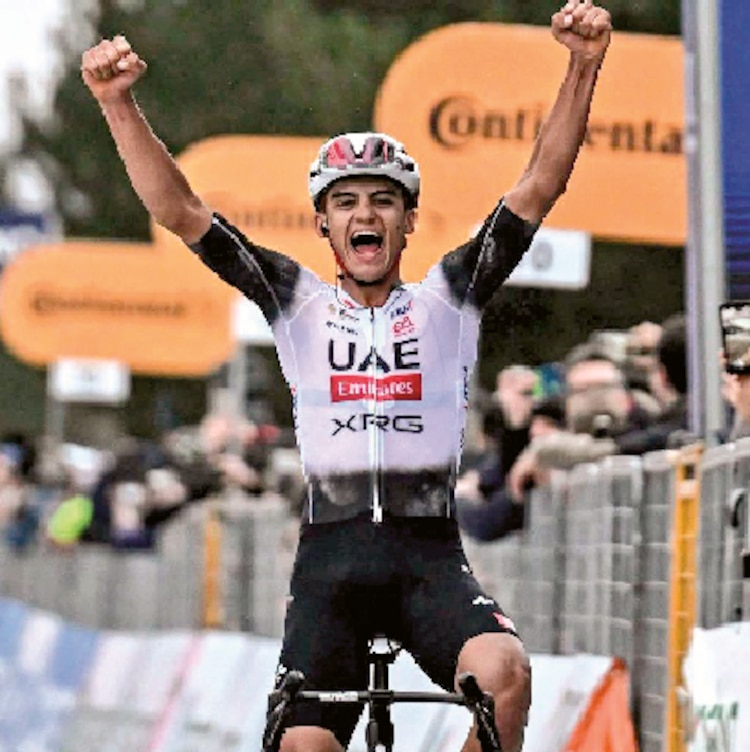 Isaac del Toro festeja una victoria