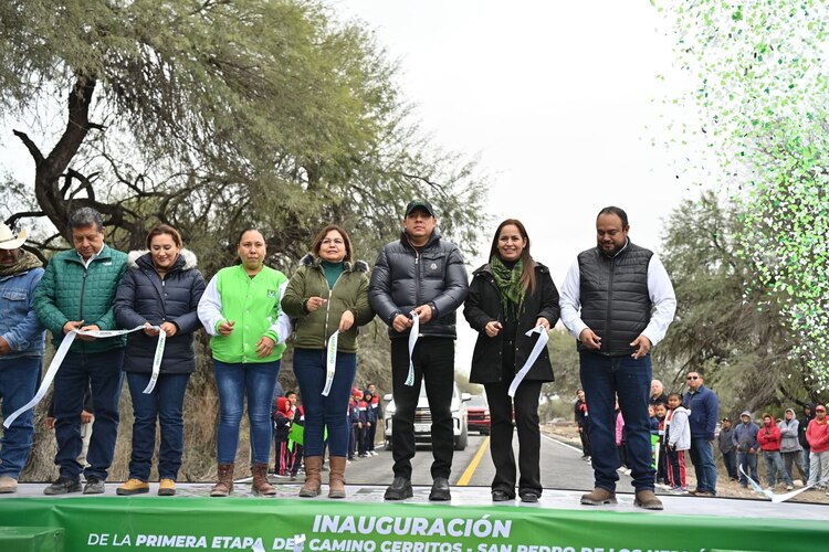 Familias de Cerritos y comunidades cercanas celebran el arranque de la segunda etapa del camino reconstruido por Ricardo Gallardo.